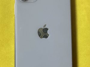 IPhone 11 64GB factory unlocked ID 987