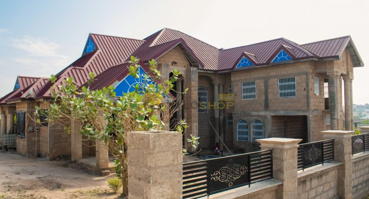 Stunning 8 bedroom Home, 2 miles from town!