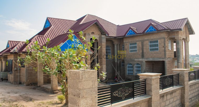 Stunning 8 bedroom Home, 2 miles from town!